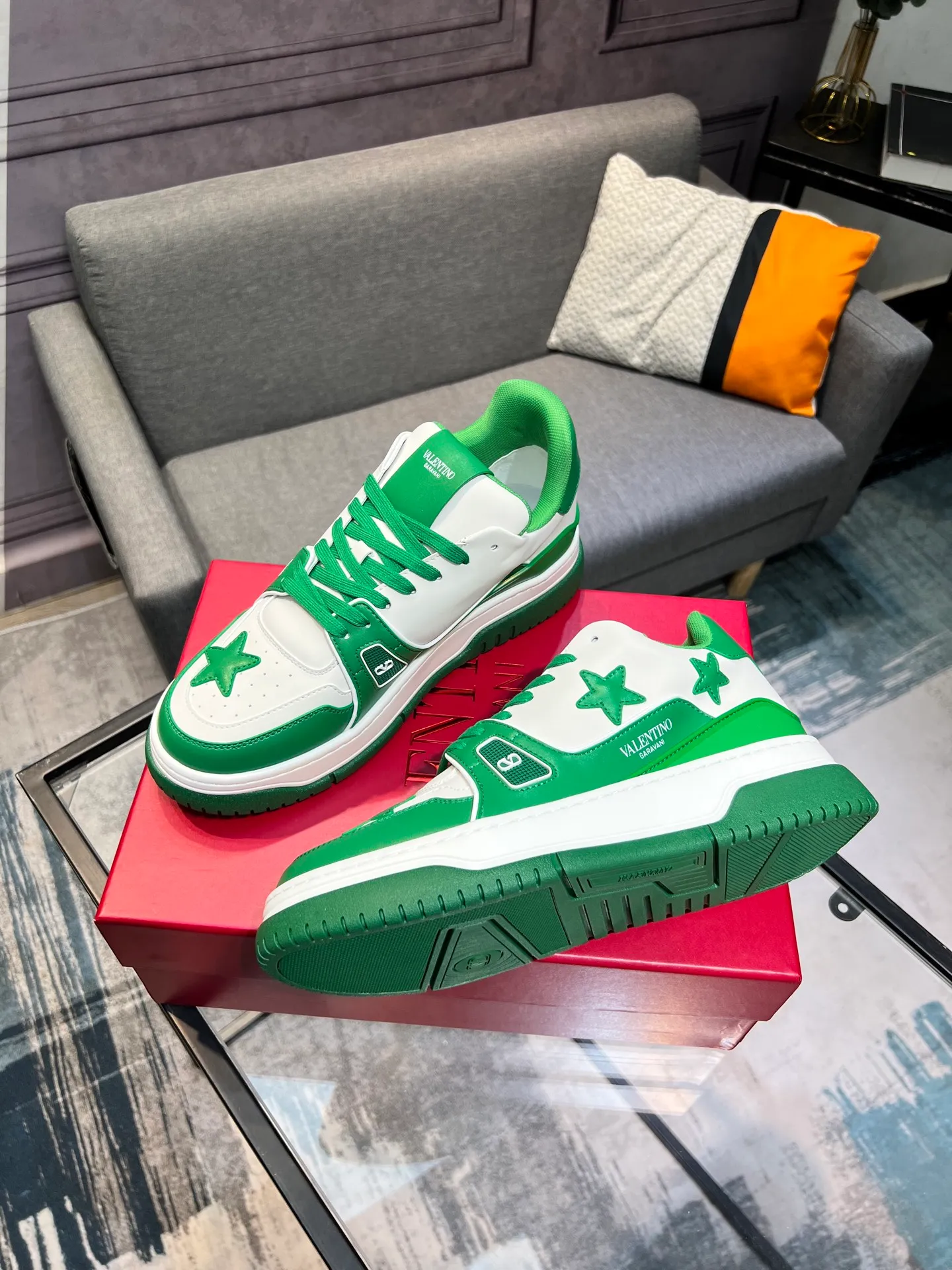 Men's Men's Shoes 💰660 Valentino 2023 early autumn new star shoes are now online! Wang Hedi and Ren Jialun have been worn by many celebrities. Who can refuse the same couple shoes as Wang Hedi! The design of Stars Stab My Heart is cool and spicy. The material of the shoes is cowhide, and every color is beautiful! Size 35-40, men’s size 39-44 (women’s 41, men’s 38, 45🉑️customized)